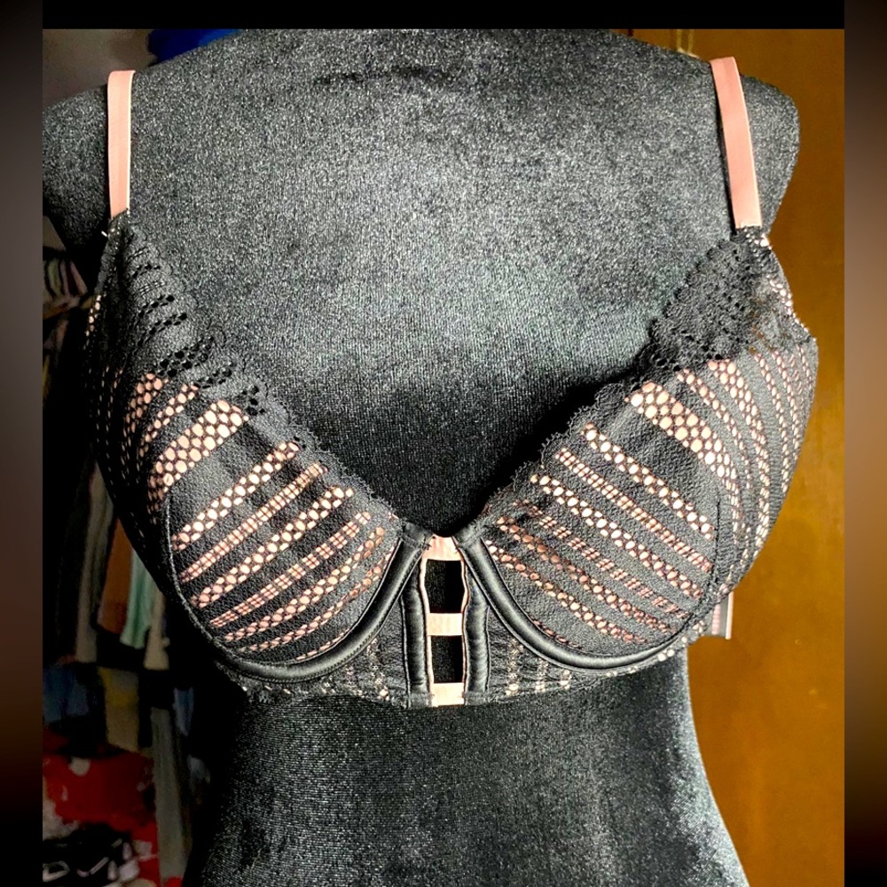 Victoria’s Secret lightly lined plunge bra